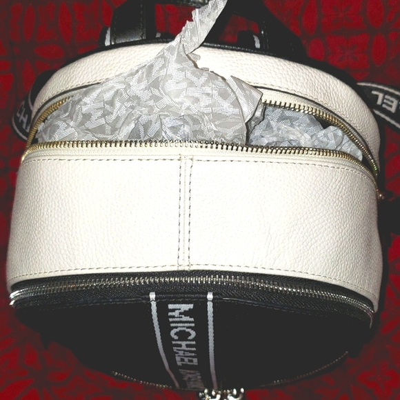 NEW-Auth w/RECEIPT🎒 - Picture 5 of 6